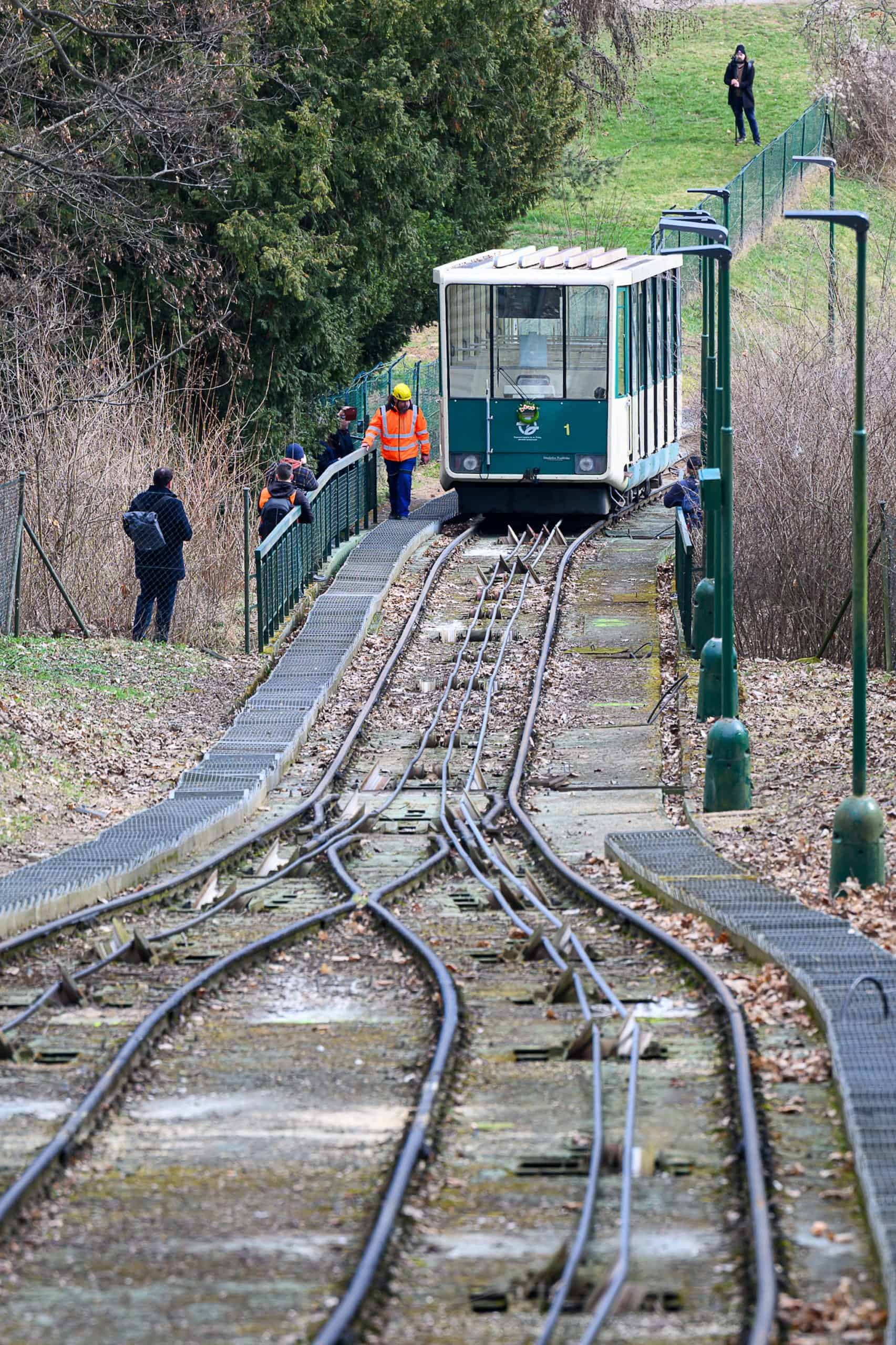 DPP - odvoz současných vozů Lanové dráhy Petřín
